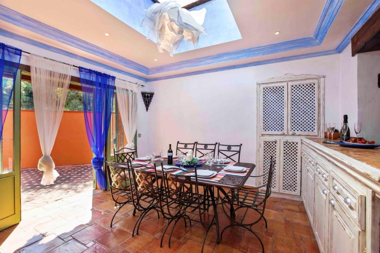 6 Bedrooms With Private Pool And Enclosed Garden At 1 Km Away From The *