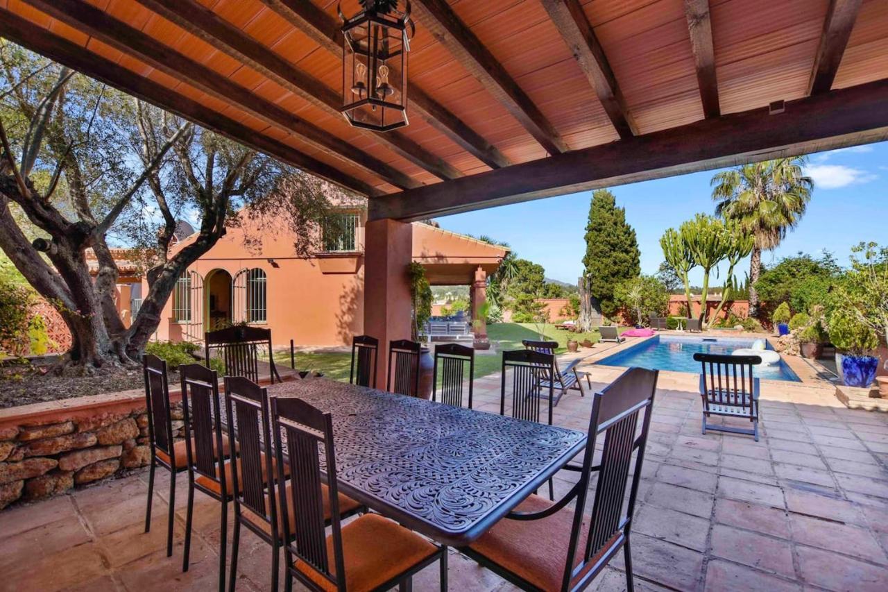 6 Bedrooms With Private Pool And Enclosed Garden At 1 Km Away From The Villa *
