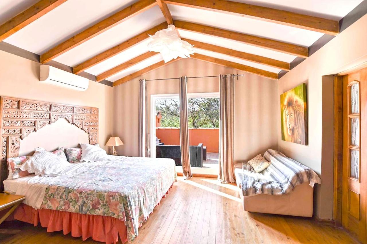 6 Bedrooms With Private Pool And Enclosed Garden At 1 Km Away From The Villa Marbella