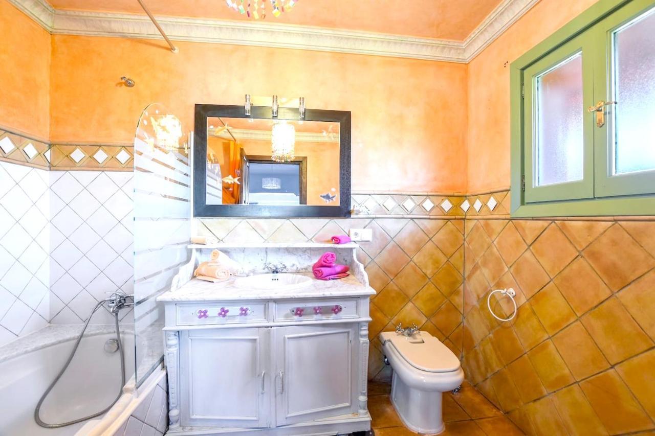 6 Bedrooms With Private Pool And Enclosed Garden At 1 Km Away From The