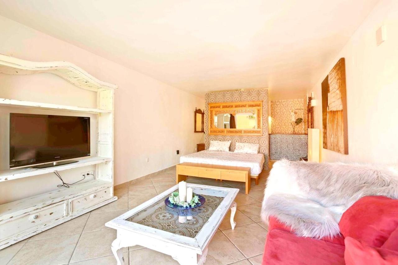 6 Bedrooms With Private Pool And Enclosed Garden At 1 Km Away From The * Marbella