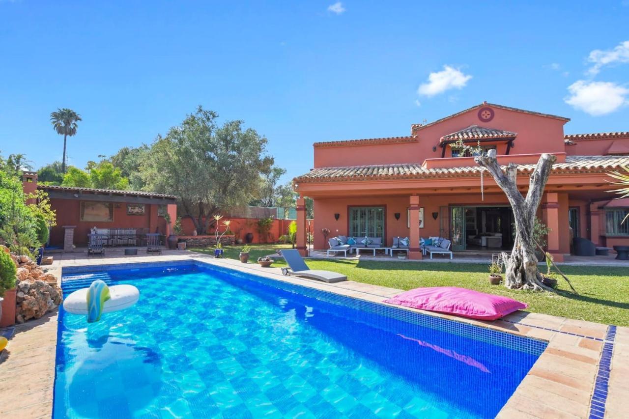 6 Bedrooms With Private Pool And Enclosed Garden At 1 Km Away From The Villa Marbella
